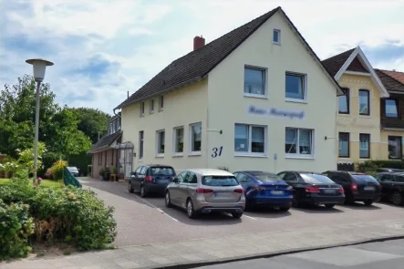 Hausansicht mit Anbau - Gastgewerbe/Hotel kaufen in Cuxhaven - Alteingesessener Pensionsbetrieb am Meer