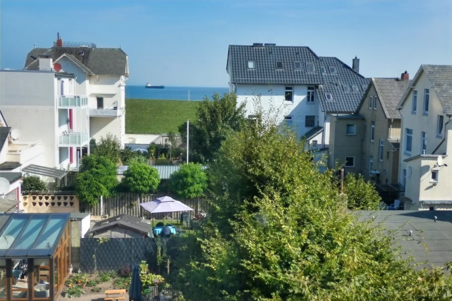 Blick aus der Küche - Wohnung kaufen in Cuxhaven - Charmante Altbauwohnung mit Teilseesicht