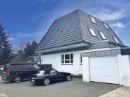 Hausansicht mit Garage