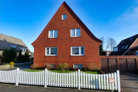 Hausansicht Westen - Haus kaufen in Cuxhaven - Einfamilienhaus mit zwei Einliegerwohnungen