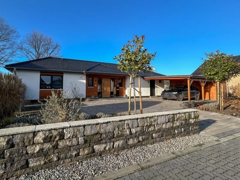 Vorderansicht - Haus kaufen in Horneburg - Exklusiver Bungalow in Feldrandlage – modernes Architektenhaus mit hochwertiger Ausstattung