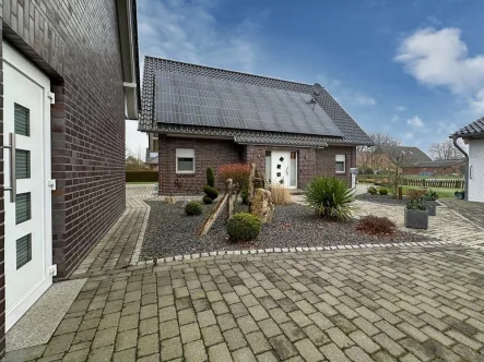 Außenansicht - Haus kaufen in Kutenholz - Einfamilienhaus mit exklusiver Garage und Doppelcarport in Sackgassenlage von Kutenholz-Aspe