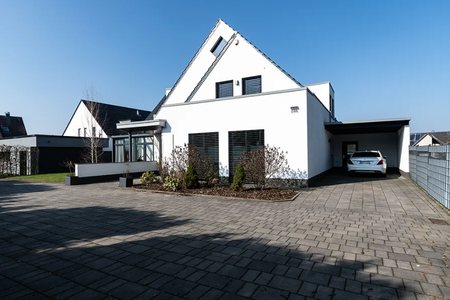 Ansicht Straße  - Haus kaufen in Wallenhorst-Lechtingen - Zeitlos modernes Wohnhaus in rückwärtiger Gartenlage