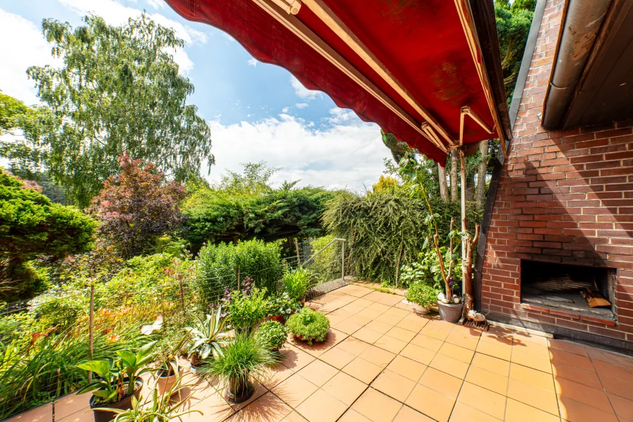 Terrasse mit offenem Kamin