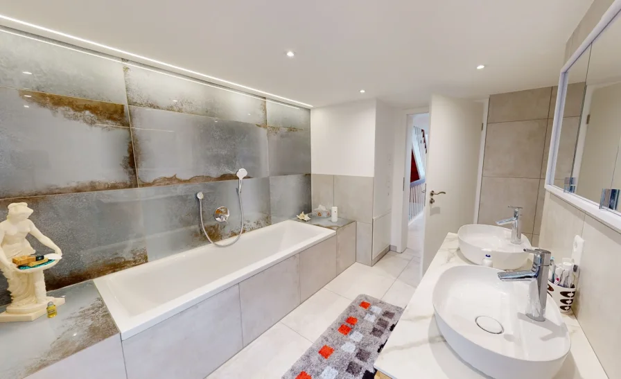 Luxus-Badezimmer, mit stylischen italienischen Fliesen, Doppelwaschbecken und...