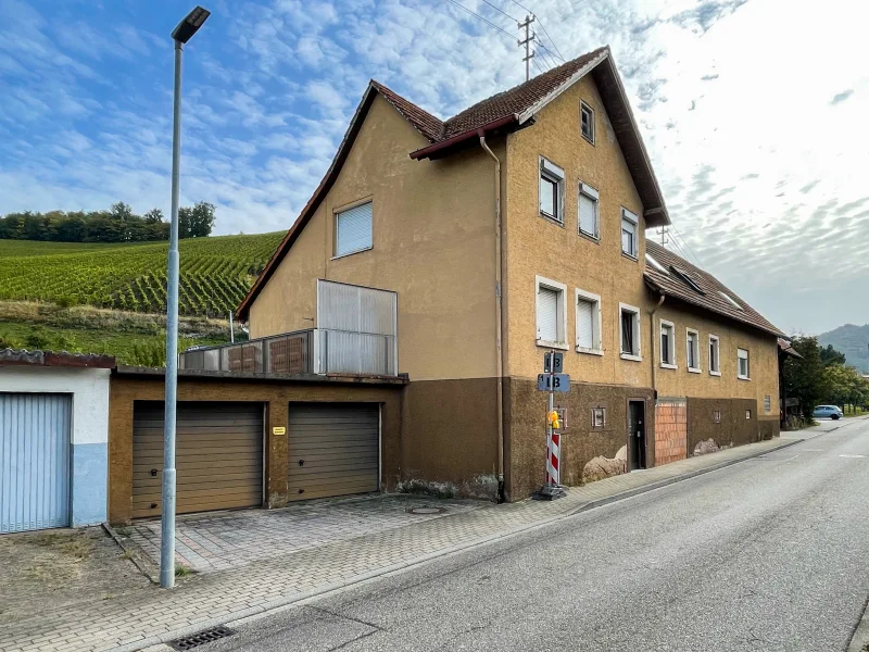Außenansicht - Haus kaufen in Durbach - Dreifamilienhaus mit zusätzlichem Grundstück in Durbach