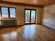 Wohnzimmer im Erdgeschoss mit Zugang zum großen Balkon