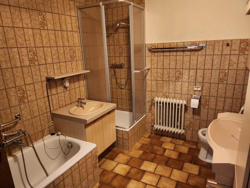 Badezimmer im Obergeschoss mit Dusche und Wanne