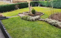 Schön angelegter Gartenbereich mit eigener Quelle, Brunnen und...