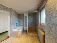 Badezimmer mit viel Fläche zur Neugestaltung Ihres Traumbades