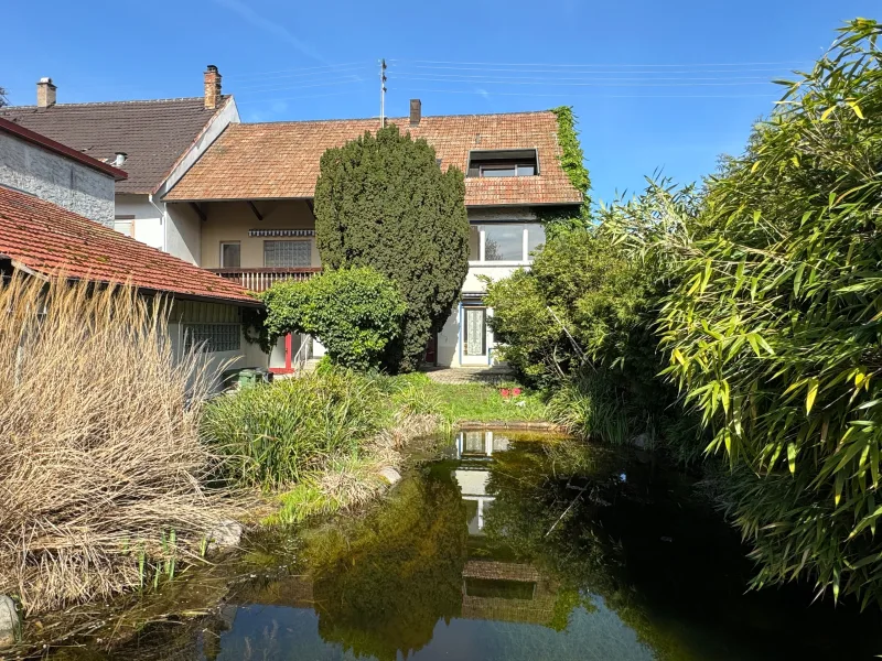 Titelbild - Haus kaufen in Hohberg - Vielseitiges Wohnen im Herzen von Hofweier: Mehrgenerationenhaus mit großem Garten