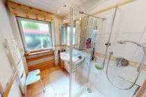 Modernes Dusch-Badezimmer im Erdgeschoss mit bodentiefer Dusche