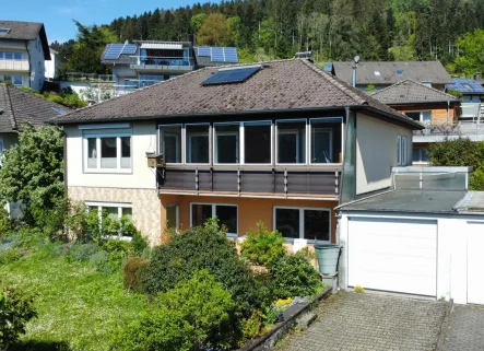  - Haus kaufen in Fischerbach - Walmdachbungalow mit ELW in sonniger Aussichtslage