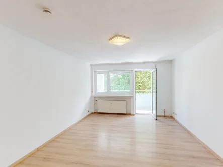 Wohnzimmer mit Zugang zum Balkon - Wohnung kaufen in Offenburg - Helle 3-Zimmer-Wohnung mit Garagenstellplatz am Gifizsee