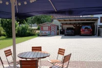 Großer Innenhof mit Doppelcarport und Gartenhäuschen