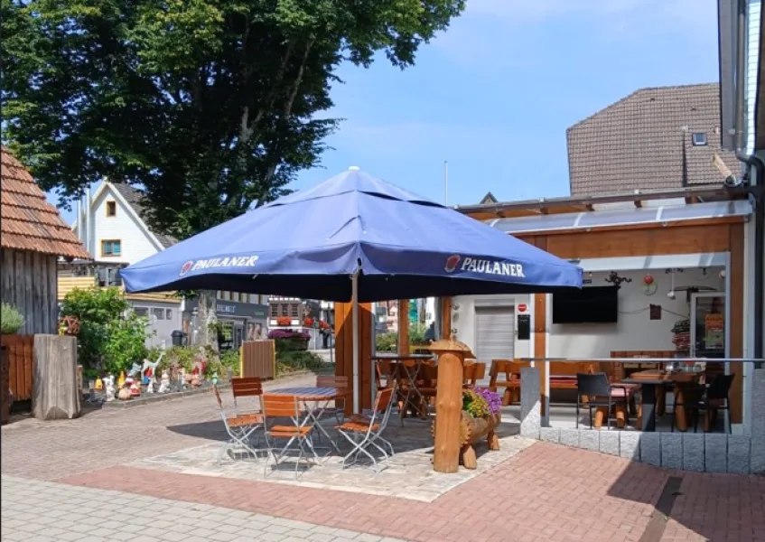 Einladender Biergarten, größtenteils überdacht