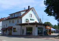 Haus-Vorderseite - Eingagsbereich zu Wohnungen, Gastro und Laden