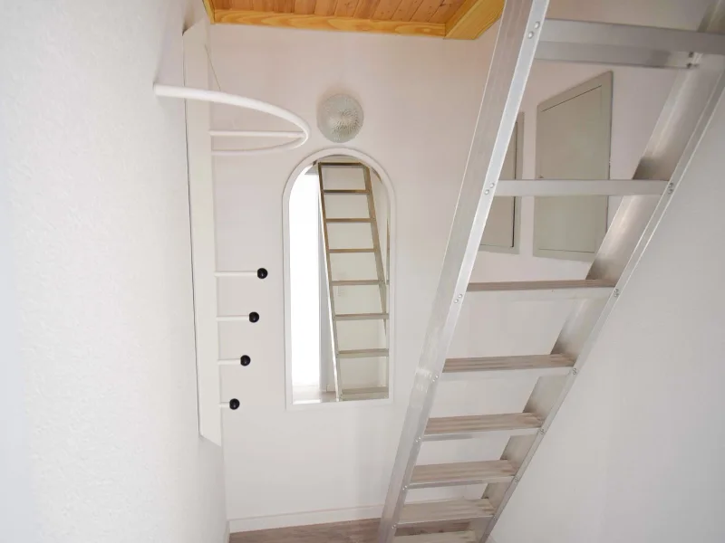 Garderobe mit Zugang zum Dachboden