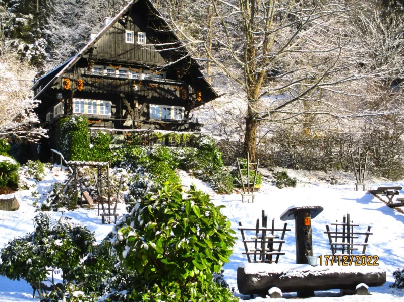 Romantisches Forsthaus in schönster Winterlandschaft