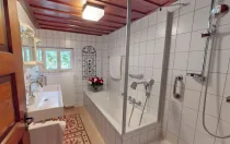 Badezimmer mit Doppelwaschbecken, Badewanne und Dusche