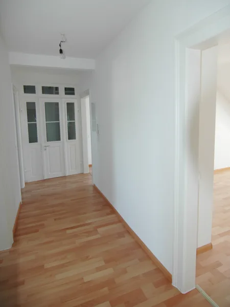 Flur - Wohnung mieten in Offenburg - Charmante Altbau DG-Whg. ohne Balkon in der Oststadt