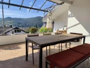 überdachte Terrasse mit Aussenkamin, begehbar vom Essbereich