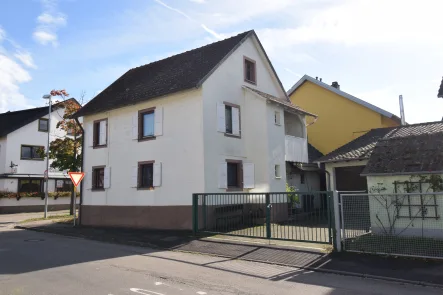 Außenansicht - Haus kaufen in Rheinhausen-Niederhausen - Charmanter Altbau mit Ausbaupotenzial!