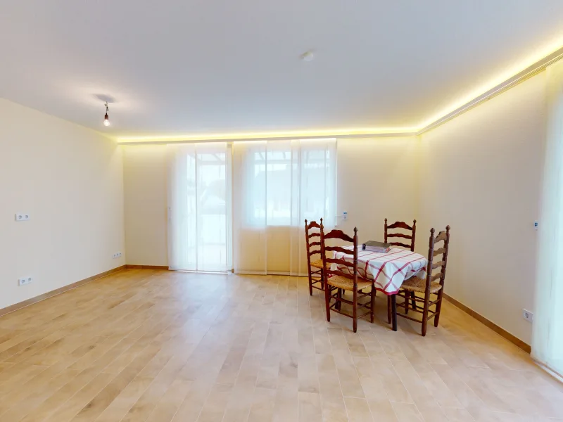 Wohnzimmer mit Zugang zum überdachten 10 m² Balkon