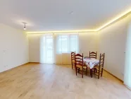 Wohnzimmer mit Zugang zum überdachten 10 m² Balkon