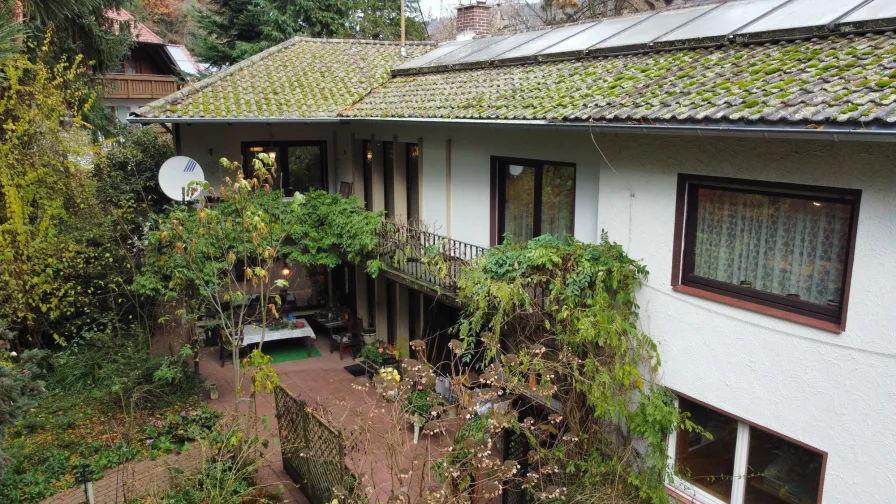 Blick auf die uneinsehbare Terrasse und den Übereck-Balkon