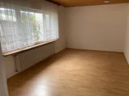 großflächige und helle Wohnräume in der Einliegerwohnung  (ehemalige Praxi