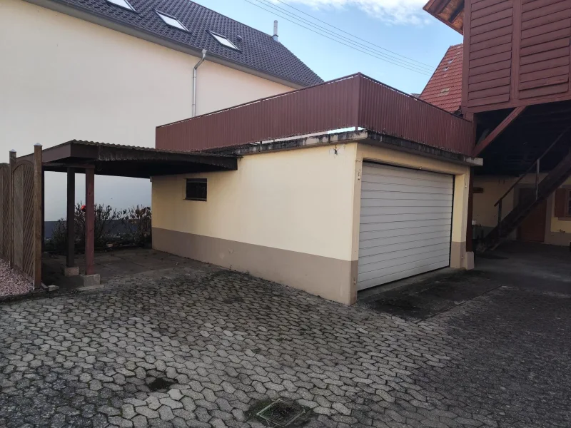 Massivgarage und Carport