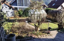 Garten mit Gewächshaus und Zugang zu einem öffentlichen Fußweg