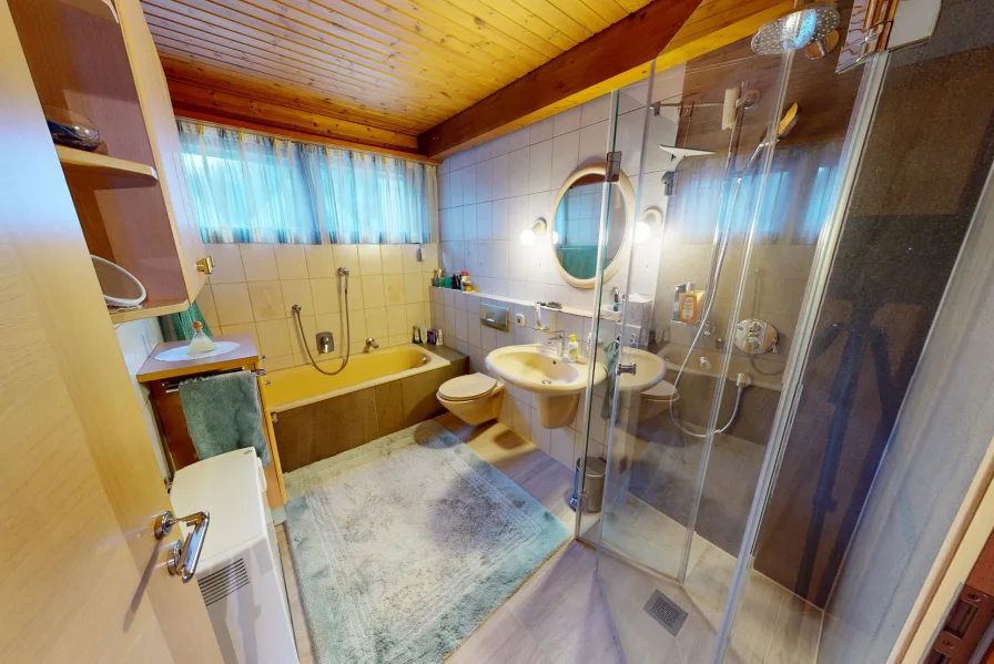 Modernisiertes Badezimmer mit Wanne und bodentiefer Dusche im OG