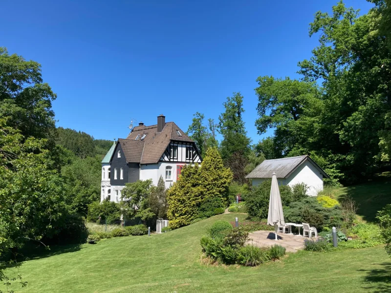 Villa in grüner Parklandschaft