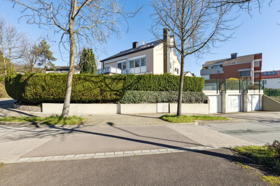 Blick auf die Immobilie - Haus kaufen in Schwerte - Mehrfamilienhaus zur teilweisen Selbstnutzung und Renditeobjekt