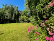 Alter Baum- und Pflanzenbestand im Garten