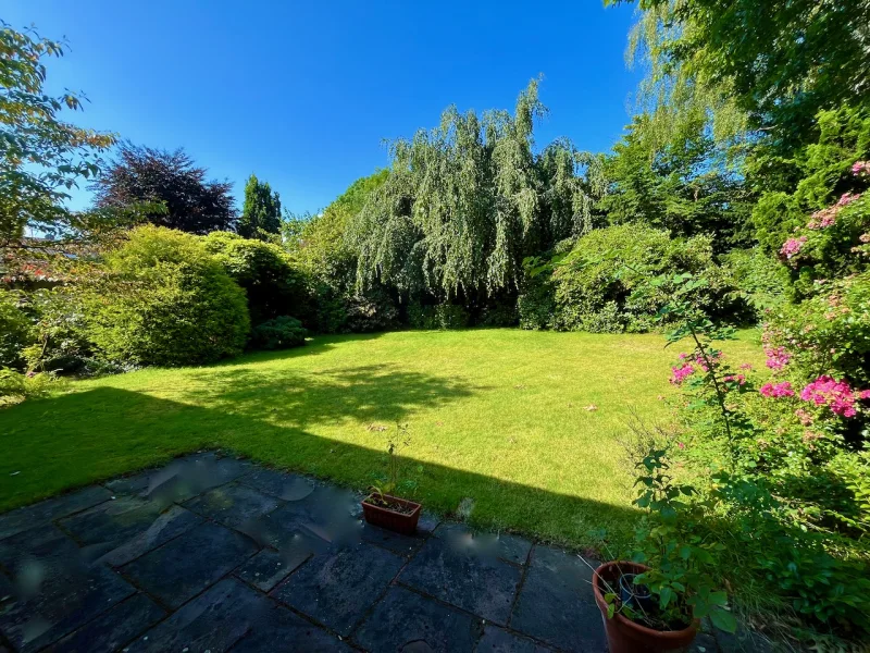 Blick von der Terrasse in den Garten