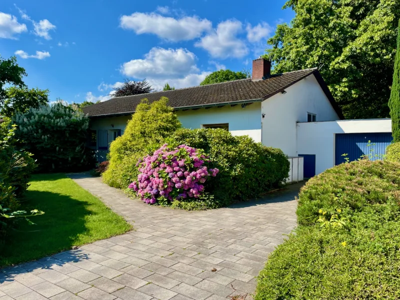 Eingangsansicht mit Einfahrt - Haus kaufen in Dortmund - Charmanter Bungalow mit wundervollem Garten