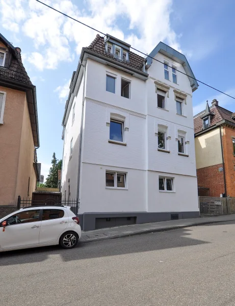 Hausansicht - Wohnung kaufen in Stuttgart - Helle 4-Zimmerwohnung als Kapitalanlage in Zuffenhausen