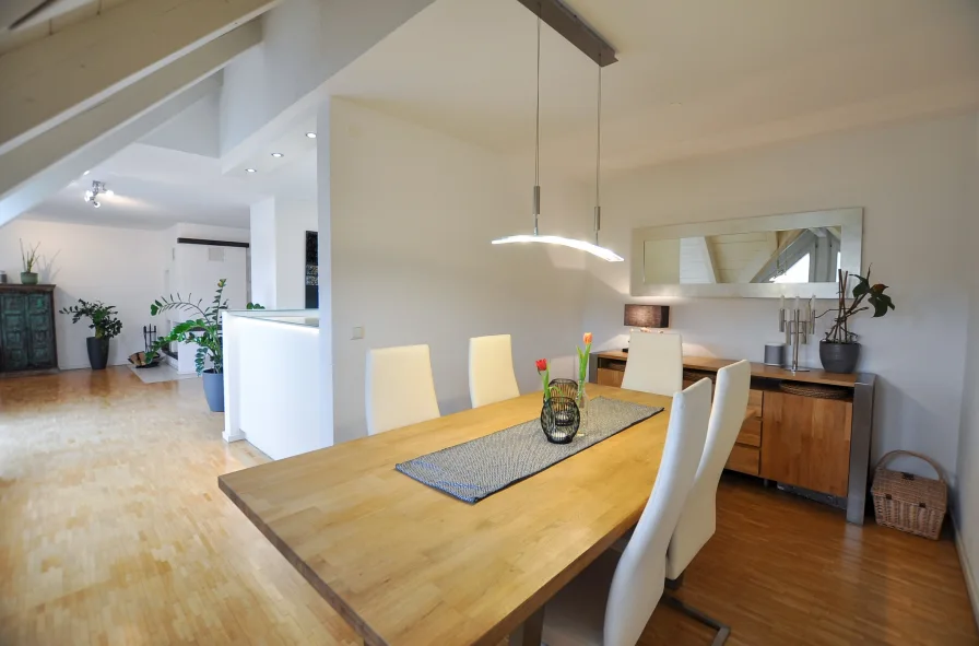 Heller Essbereich - Wohnung kaufen in Zuffenhausen - Lichtdurchflutete Maisonette-Wohnung mit Kamin