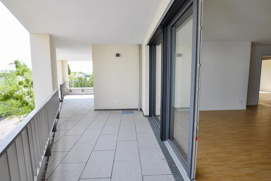 Loggia, Südwest-Ausrichtung - Wohnung kaufen in Korntal - Weiträumige 4-Zimmer Wohnung mit großer Loggia