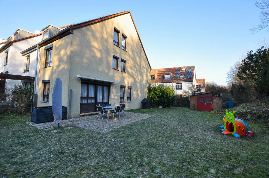 Hausansicht mit Terrasse - Haus kaufen in Stuttgart - Endhaus mit großem Garten und PV-Anlage