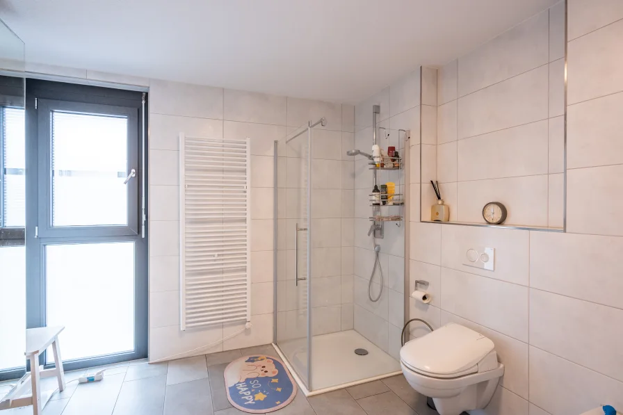 Badezimmer en Suite mit Dusche und Badewanne