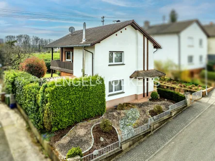 Hausansicht - Haus kaufen in Wiesloch-Baiertal - Charmantes EFH mit schönem Garten