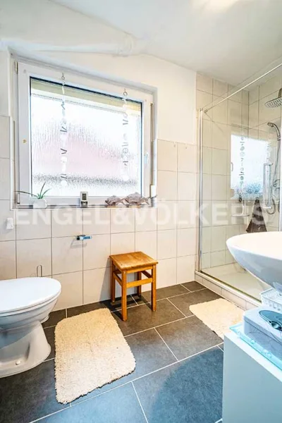 renoviertes Badezimmer linkes Haus OG