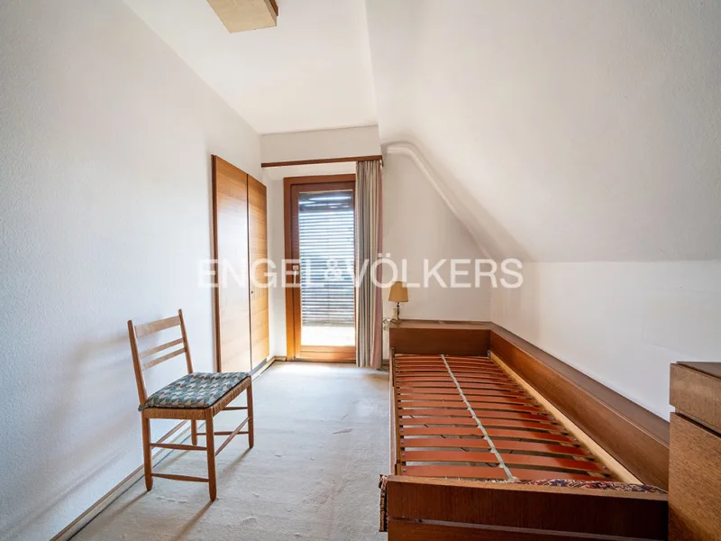 Schlafzimmer Obergeschoss mit Balkon nach Süden und Blick über Buchen