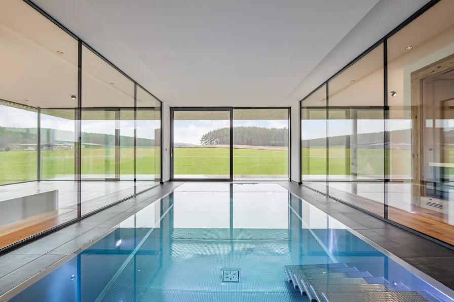 Unverbaubarer Blick ins Grüne aus dem Schwimmbad mit Zutritt auf den Balkon% - Haus kaufen in Mühlstetten - Exklusives Villenanwesen im fränkischen Seenland