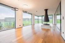 Lichtdurchfluteter Wohnbereich mit Eichenparkett und 360°-Panorama Kamin