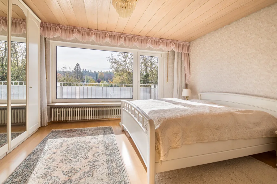 Helles Schlafzimmer mit Austritt auf den Balkon